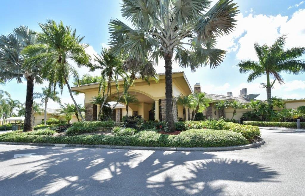 clubhouse Naples Real Estate